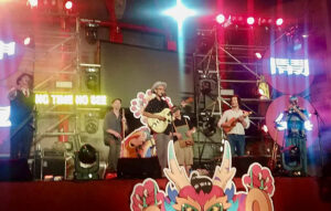 Chenbl's aunt took this pic of us playing on the stage at Longyuan Temple